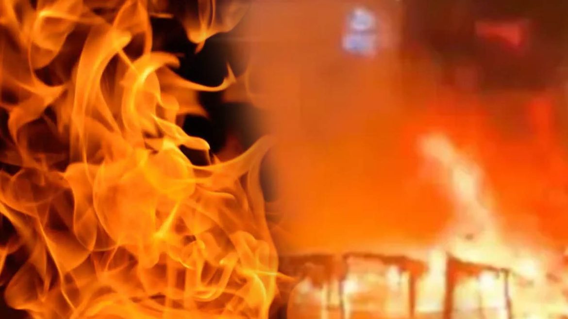 Kukatpally fire broke out | కూకట్​పల్లిలో భారీ అగ్ని ప్రమాదం.. ఫిల్లింగ్​ సెంటర్​లో పేలిన గ్యాస్​ సిలిండర్​.. వ్యాపించిన మంటలు!