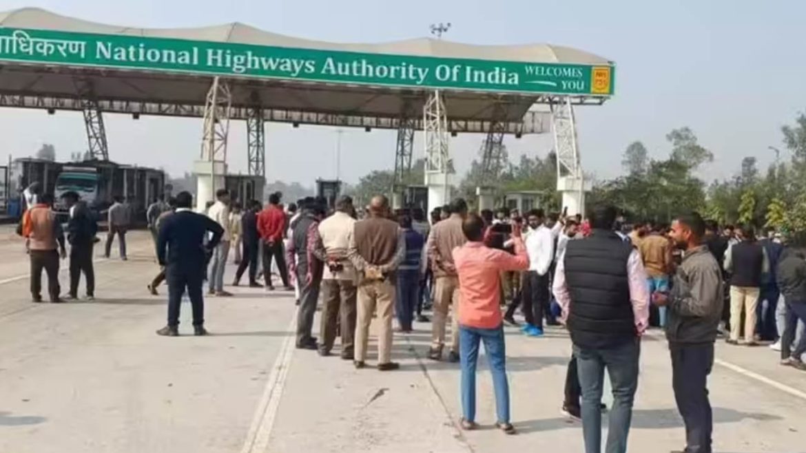 Toll plaza staff attack | న్యాయవాదిపై టోల్​ ప్లాజా సిబ్బంది.. సమష్టిగా న్యాయవాదుల పోరాటం.. నెట్టింట వైరల్​!